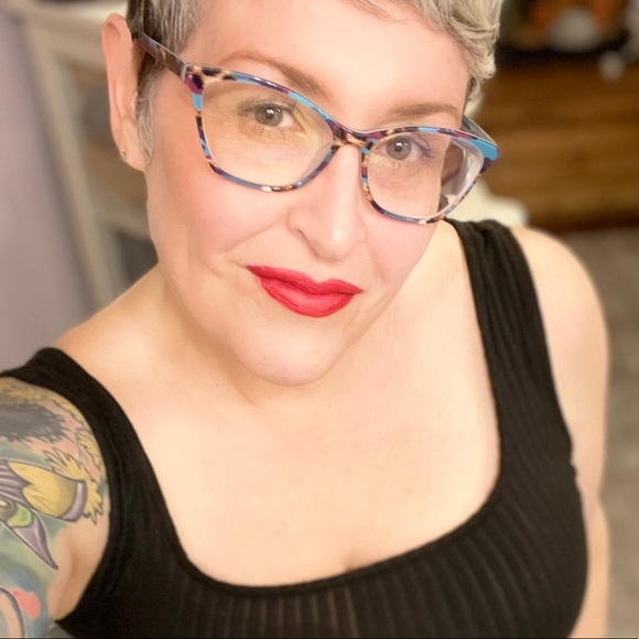 🌺Meet your Posher🌺 - Picture 1 of 8